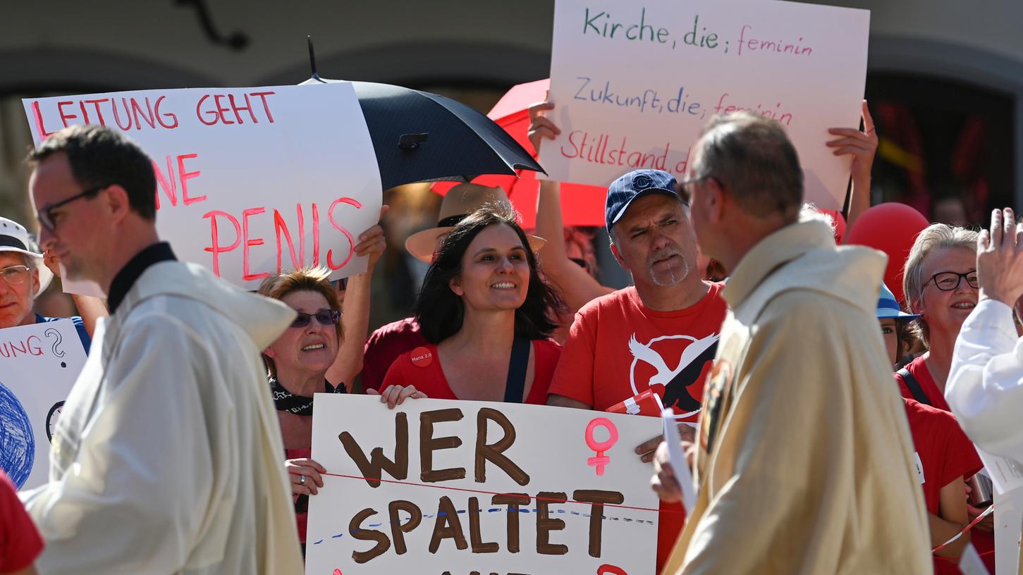 Szene aus Freiburg: Die Frauen von Maria 2.0 fordern Geschlechtergerechtigkeit in der katholischen Kirche.