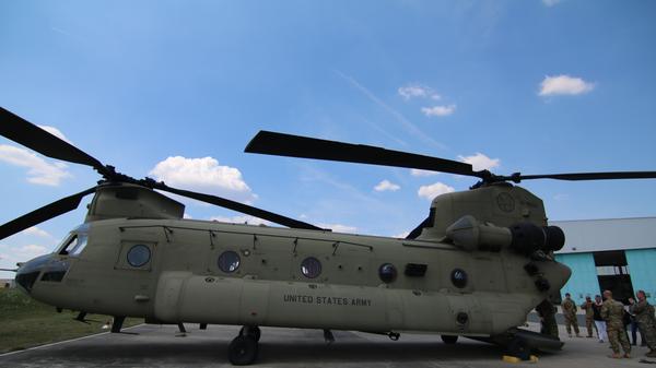 Chinook Hubschrauber auf dem Flugfeld