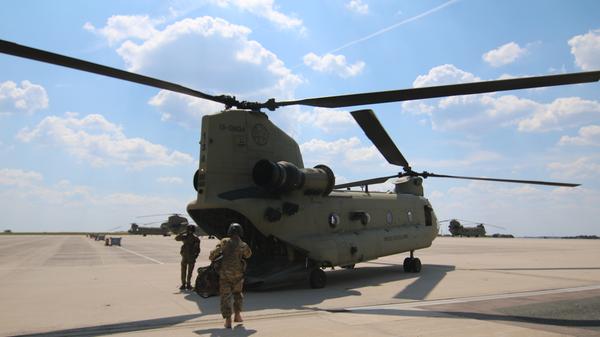 Chinook Hubschrauber auf dem Flugfeld