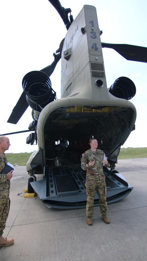 Feldwebel Dani Qualls vor dem Chinook