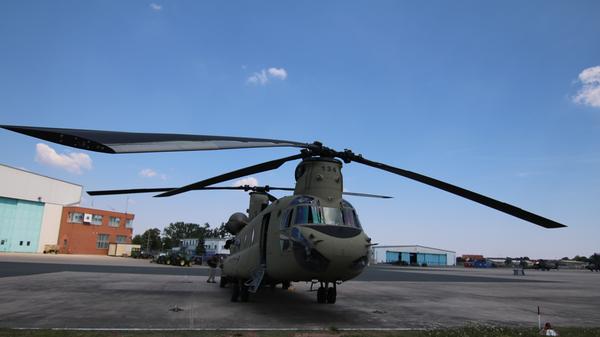 Chinook Hubschrauber auf dem Flugfeld