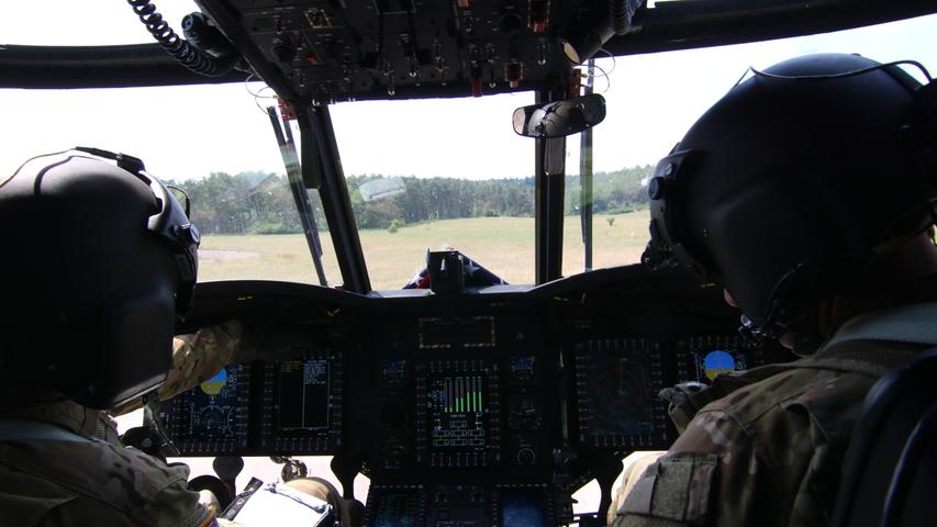 Im Cockpit des Chinook : links Pilot Jason Andersen , rechts Oberst Kenneth Cole