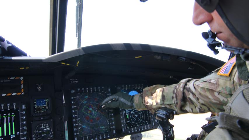 Oberst Kenneth Cole erklärt die Technik im Cockpit des Chinook