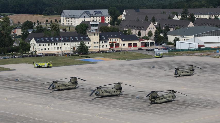 Blick auf das Flugfeld der Kaserne Katterbach mit Chinooks