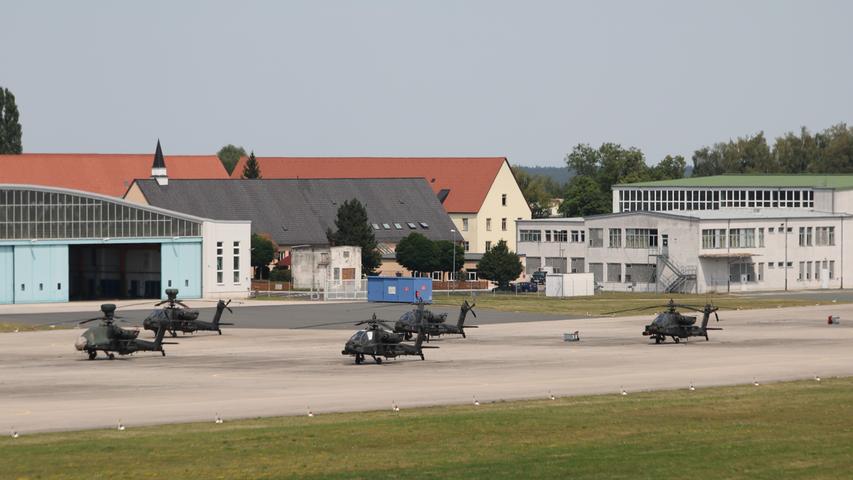 Apache Hubschrauber auf dem Flugfeld in Katterbach