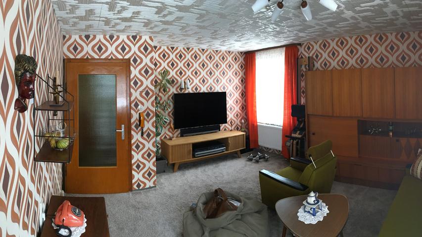 Retro-Wohnung in Forchheim: Von quietschbunten Tapeten bis hin zu Rüschenvorhängen