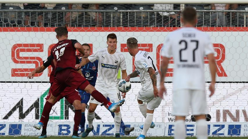 Denn beim nächsten Liga-Auftritt in Sandhausen - dem Ort, an dem der Club im Jahr zuvor den Aufstieg perfekt gemacht hatte - beginnt das Boot des Altmeisters weiter zu sinken. Einen Club-Auftritt, der an Harm- und Ideenlosigkeit nicht zu überbieten ist, bestraft Philip Türpitz in Minute 89 mit dem 2:3 aus Gäste-Sicht. Davon, dass der Canadi-Club am Hardtwald zwischenzeitlich ein 0:2 egalisiert hat, will im Nachgang verständlicherweise keiner etwas hören.
Denn beim nächsten Liga-Auftritt in Sandhausen - dem Ort, an dem der Club im Jahr zuvor den Aufstieg perfekt gemacht hatte - beginnt das Boot des Altmeisters weiter zu sinken. Einen Club-Auftritt, der an Harm- und Ideenlosigkeit nicht zu überbieten ist, bestraft Philip Türpitz in Minute 89 mit dem 2:3 aus Gäste-Sicht. Davon, dass der Canadi-Club am Hardtwald zwischenzeitlich ein 0:2 egalisiert hat, will im Nachgang verständlicherweise keiner etwas hören.