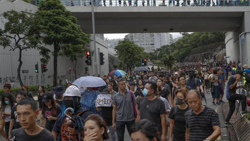Protestmärsche in Hongkong: Zehntausende ziehen durch die Straßen