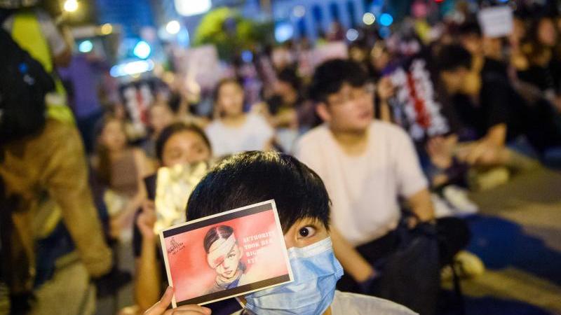 Protestmärsche in Hongkong: Zehntausende ziehen durch die Straßen