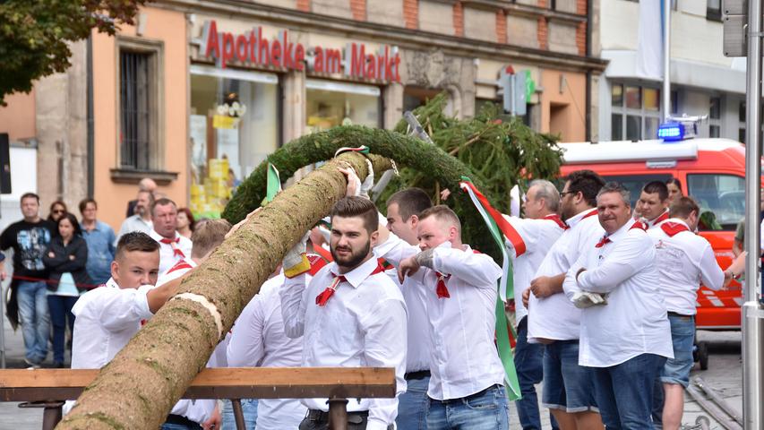 Spektakel in Zirndorf: Kärwaburschen stemmen Baum in die Luft