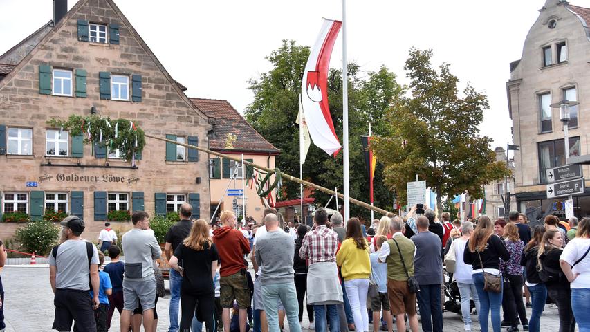 Spektakel in Zirndorf: Kärwaburschen stemmen Baum in die Luft