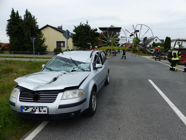 Mit VW unter Schwader geraten: Mann schwer verletzt