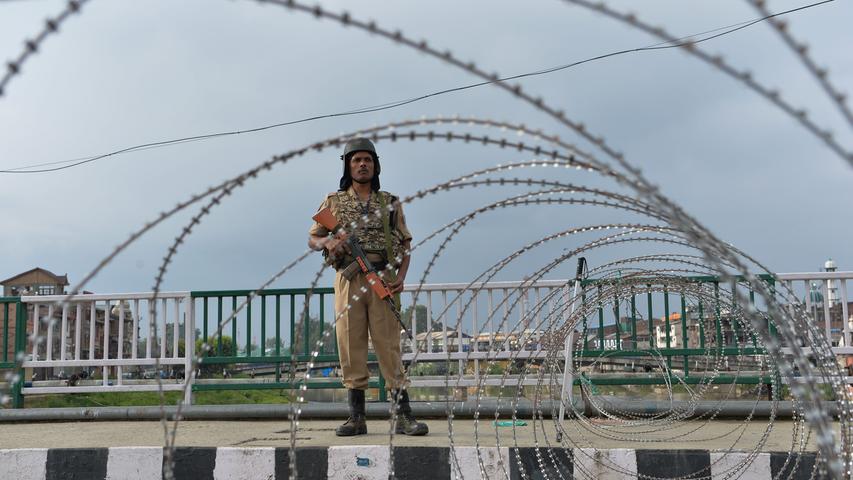 Ein Soldat hält Wache auf einer gesperrten Straße in Srinagar im indischen Bundesstaat Jammu und Kashmir. Die indische Regierung hat dem muslimisch geprägten Bundesstaat kürzlich den Teilautonomiestatus entzogen, seitdem nehmen die Spannungen mit Pakistan zu...