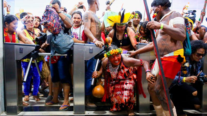 In der brasilianischen Hauptstadt Brasilia kam es zu Protesten gegen Sparmaßnahmen. Indigene verschafften sich Zugang zum Gesundheitsministerium. Sie kritisieren ein Aushöhlen von Umweltschutz und Menschenrechtspolitik durch die Regierung von Präsident  Jair Bolsonaro.