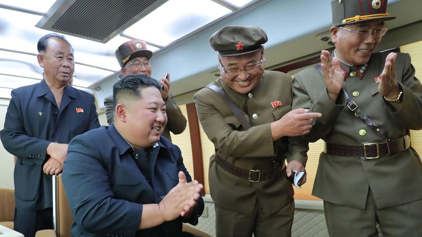 Nordkoreas Diktator Kim Jong-Un freut sich über einen Raketentest. Laut der staatlichen Nachrichtenagentur Nordkoreas KCNA entstand das Bild am Freitag.
