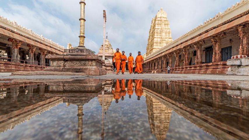 Starke Regenfälle haben im südindischen Bundesstaat Karnataka zu Überflutungen geführt. Betroffen ist auch die historische Stätte Hampi mit dem Virupaksha-Tempel (im Bild), die zum UNESCO-Weltkulturerbe gehört. Hunderte Touristen mussten Medienberichten zufolge evakuiert werden.