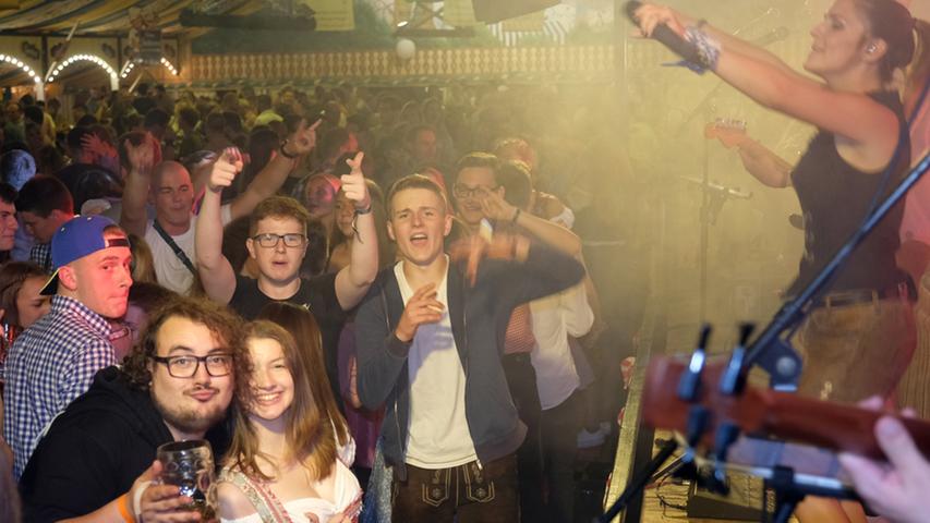 Bilder: Bierzelt-Party! Die Weißenburger Kärwa nimmt Fahrt auf