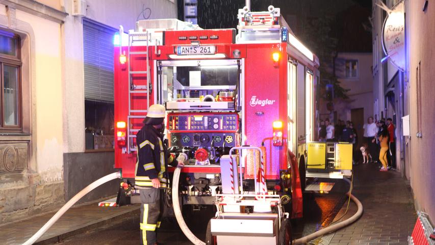 Brand in Ansbach: Feuerwehr rettet Menschen aus verrauchtem Haus