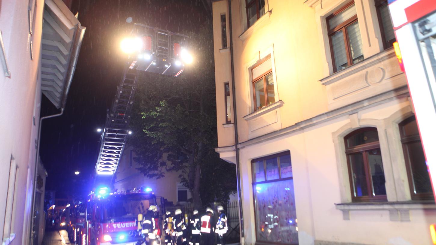 Am Samstagabend brach im zweiten Stock eines Mehrfamilienhauses in der Ansbacher Innenstadt ein Feuer aus.
