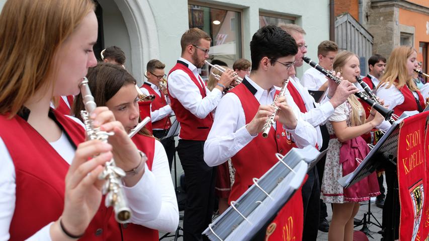 Freibier und Musik beim Festwirtsaufzug zur Weißenburger Kirchweih