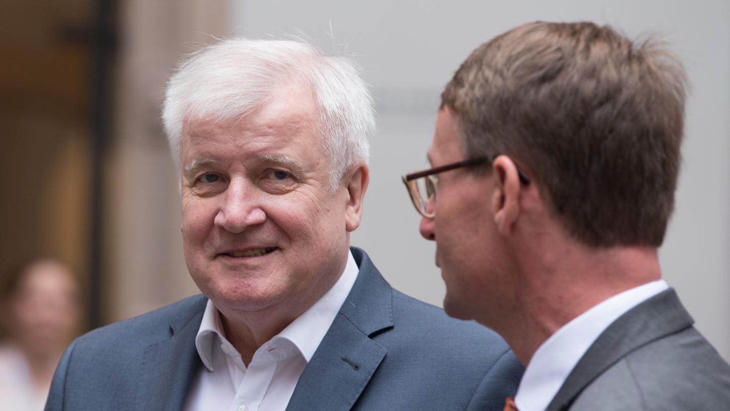Seehofer will Rückführungen von Syrern durchführen lassen, "wenn es die Lage erlaubt". Seehofer will Rückführungen von Syrern durchführen lassen, "wenn es die Lage erlaubt".
