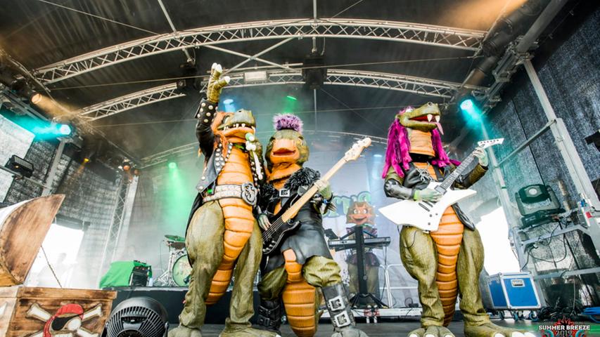 Die bunten Bühnen-Dinos sind eine Metalband, die sich für ein eher jüngeres Publikum gebildet haben. Also Kinder. Am Summer Breeze jedoch strömten auch die junggebliebenen erwachsenen Metalheads in Scharen herbei, um mit den Sauriern zu feiern.