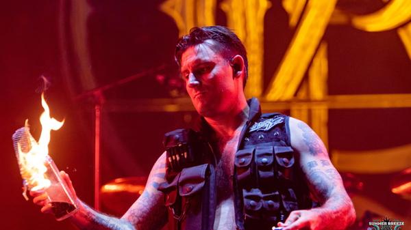 Die Australier heizten den Besuchern nicht nur mit ihren eingängigen Metalcore-Songs ein...
