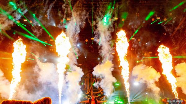 ... sondern auch die Bühnenshow der Jungs hatte ordentlich Feuer.