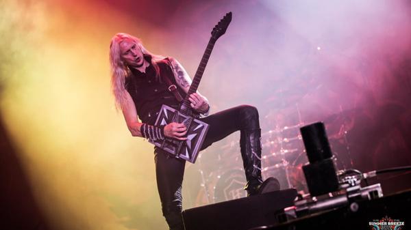 Nicht umsonst hat die Gitarre dieses Metalers die Form eines Hammers. Direkt nach Parkway Drive beschallten am Freitag Hammerfall die Fans mit lauten Riffs.