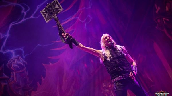 Songs wie "Let The Hammer Fall" oder "Hearts On Fire" bescherten der Band frenetischen Jubel und dem Publikum die pure Glückseligkeit.