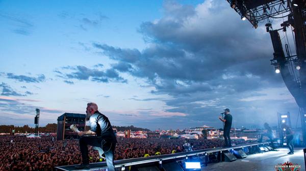 Auch In Flames spielten vor einem gut gefüllten "Battlefield" - also dem Bereich vor der Main Stage.