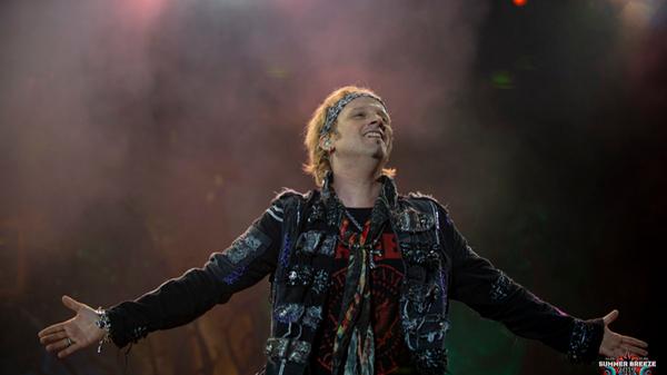 Hierbei steht er mit namhaften Vertretern der Metal- und Rockszene auf der Bühne - wie zum Beispiel mit Jorn Lande, Eric Martin (Mr. Big), Geoff Tate (ex-QUEENSRŸCHE) und Bob Catley (Magnum) am Summer Breeze.