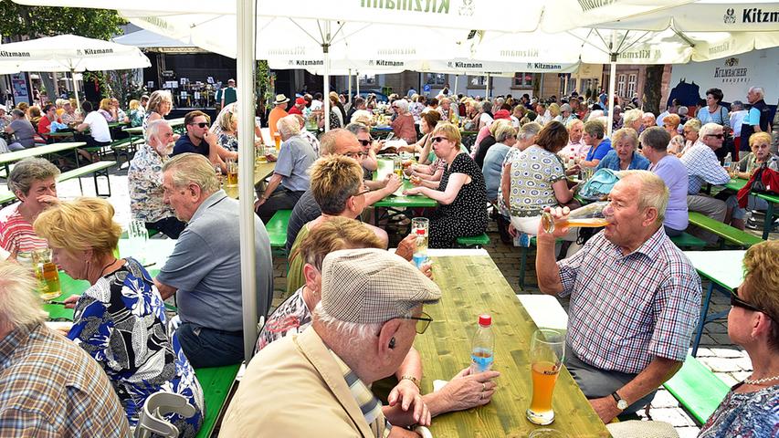 Mit Schäuferla und Bratwürsten: Erlanger feiern Marktplatzfest
