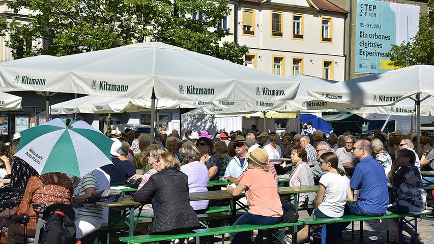 Mit Schäuferla und Bratwürsten: Erlanger feiern Marktplatzfest