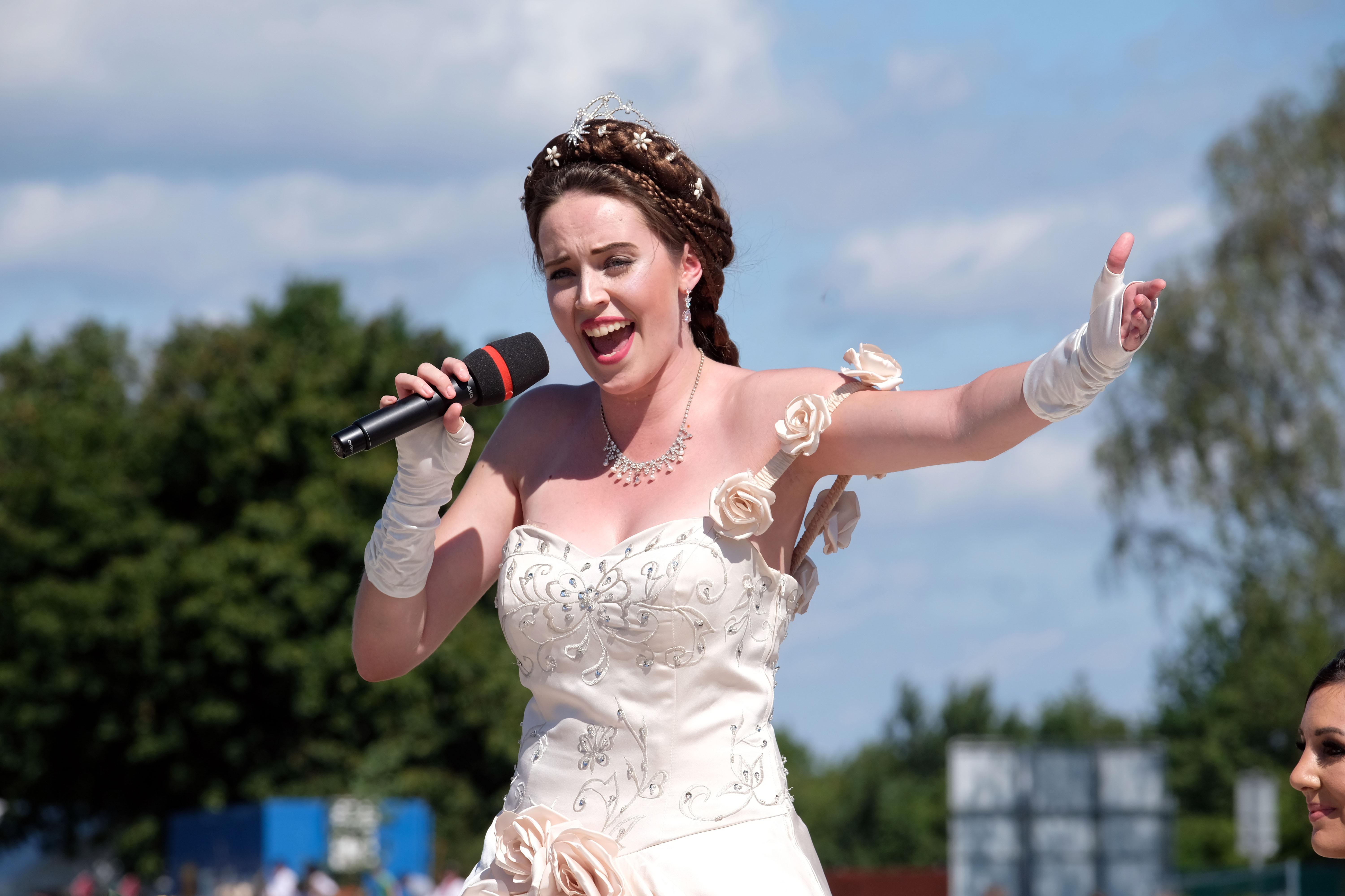 Darstellerin Marie Luise Holzmann, die die österreichische Kaiserin verkörperte, gab auch ein Lied aus dem Musical Sissi zum Besten - und genoss ihre Rolle sichtlich.