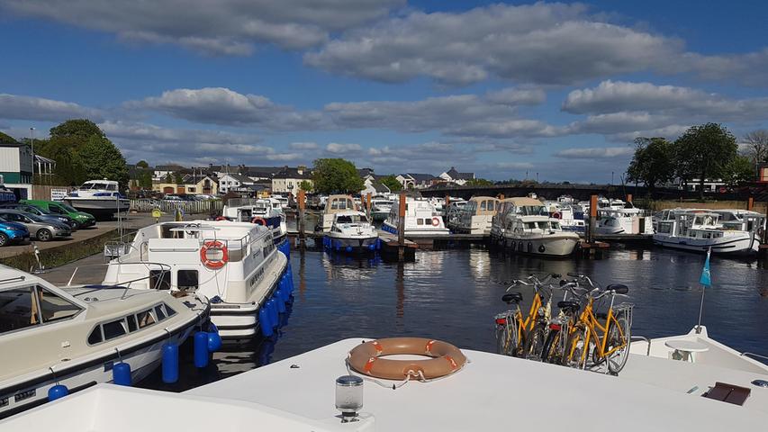 In Carrick-on-Shannon starten viele Hausboottouren über den Shannon. Vier Tage lang mit zwölf Stundenkilometern über Irlands längsten Fluss zu fahren macht Spass. Und ist spätestens beim Einfahren in eine Schleuse oder beim Einparken im Hafen auch ein Abenteuer.