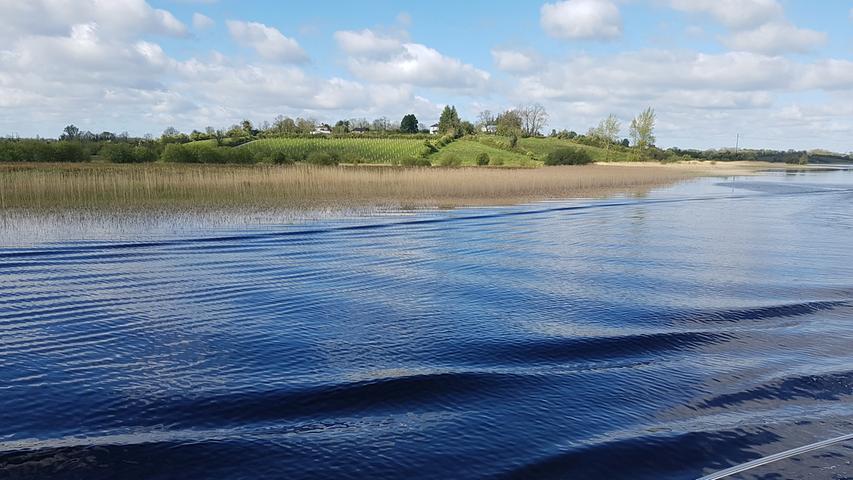 Was für Wellen - der Shannon erweist sich unter der irischen Sonne als Kunstwerk, geformt aus Wasser und Wind.