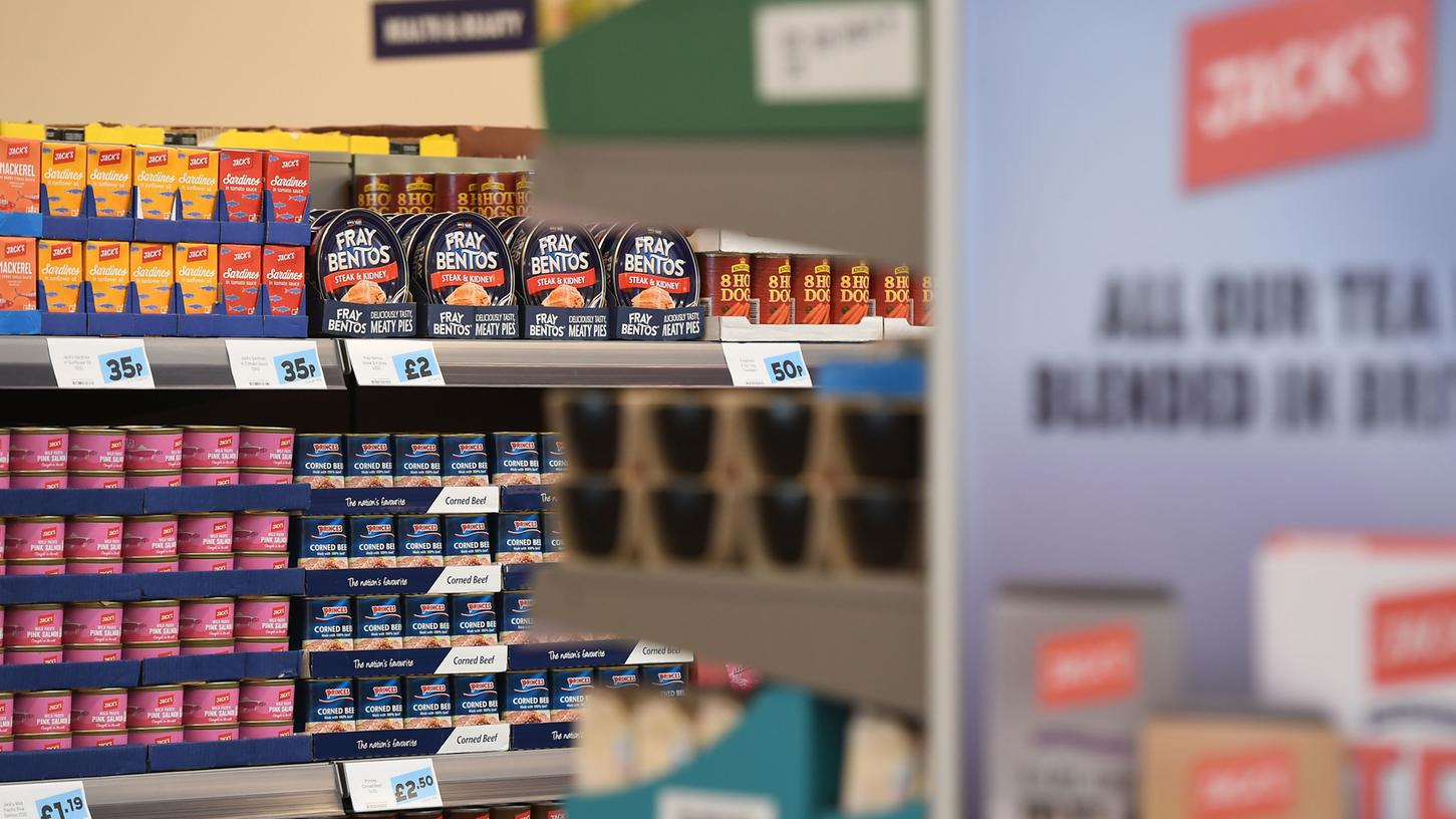 In einer "Jack's"-Filiale stehen Produkte im Regal. Sollte Großbritannien ohne Abkommen aus der Europäischen Union austreten, rechnet die britische Regierung einem Bericht zufolge mit einem Mangel an Lebensmitteln, Medikamenten und Benzin.