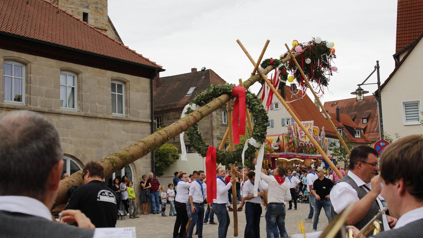24 Meter Kirchweihbaum gekonnt aufgestellt