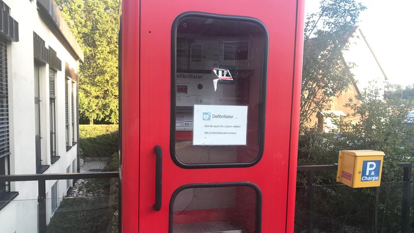 Pickel hat gute Ideen: In Trautskirchen steht nämlich eine alte Telefonzelle, in der ein Defibrillator untergebracht ist. Auch mal eine Idee der Zweitverwendung von Telefonzellen, oder?