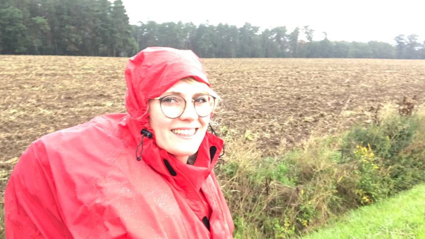 An Tag zwei regnete es für zwei Stunden in Strömen. Mein aktueller Chef Jürgen Karg hatte mir glücklicherweise aber dieses riesige rote Regencape mitgegeben, für das ich ziemlich dankbar war.