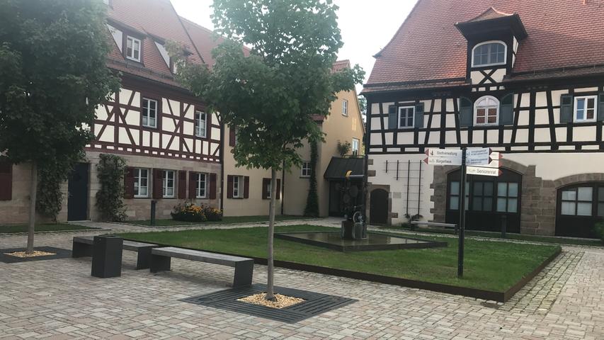 Das "neue" Rathaus in Langenzenn war früher mal Spital, wurde dann Pflegeheim. 2010 wurde das Gebäude dann komplett saniert und zum Rathaus umgebaut. Seit 2012 ist dort nun der Großteil der Verwaltung untergebracht und auch der Bürgermeister hat dort sein Büro.