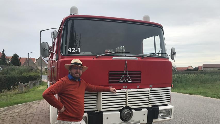 Mein Kollege Martin ist in der Gegend unterwegs und holt mich spontan ab für eine kurze Rundfahrt. Martin hat nämlich ein ganz spezielles Hobbie: alte Feuerwehrautos. Sein Feuerwehrauto wurde schon im Jahr 1966 gebaut und zwar in Baden-Württemberg. Lange gehörte es dann der Feuerwehr Bamberg, bevor es in Privatbesitz gelangte.