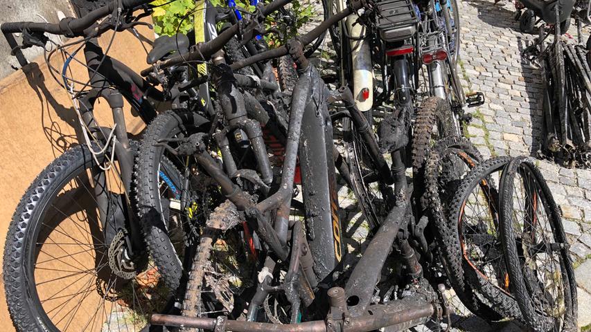 Verkokelte Räder und gefährliche Akkus: Feuer in E-Bike-Store