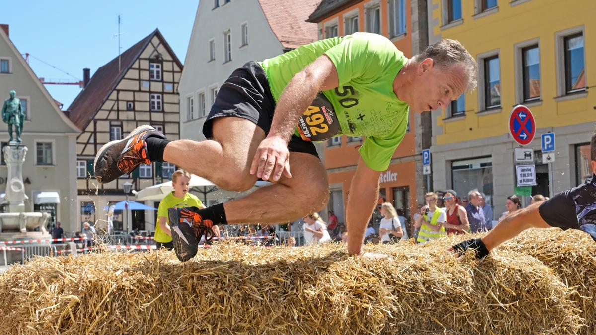 Rats-Runner-Lauf in Weißenburg: Stroh, Schaum und Sprünge