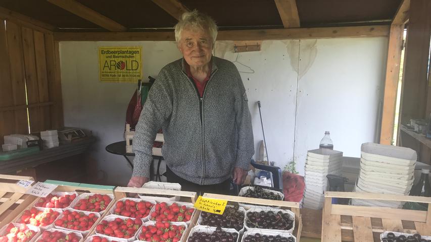Herr Arold verkauft seit 50 Jahren Obst am Straßenrand. Man findet ihn, wenn man aus Lohe Richtung Langenzenn fährt. Arold ist stolze 86 Jahre alt und hat viel über sein Leben zu berichten.
