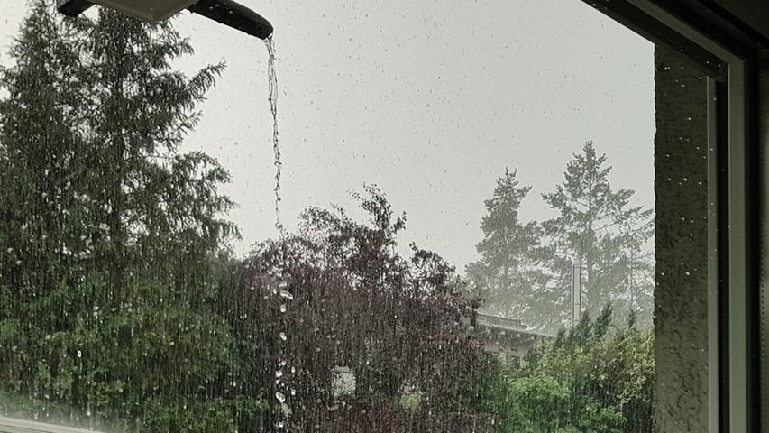 Erst Starkregen, dann Regenbogen: Unwetter verwüstet Mittelfranken