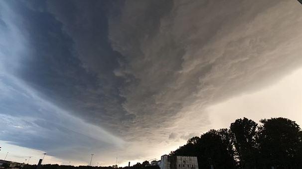 Dunkle Wolken über Nürnberg: Ein Unwetter sorgte am Sonntagabend für Verwüstung überall in der Region.