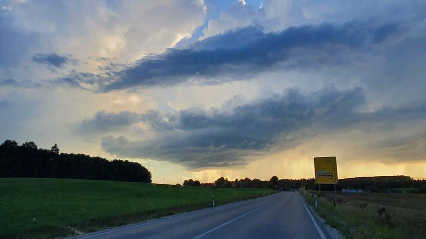In der Nähe von Weißenburg vermischten sich Gewitterwolken und Sonnenuntergang.