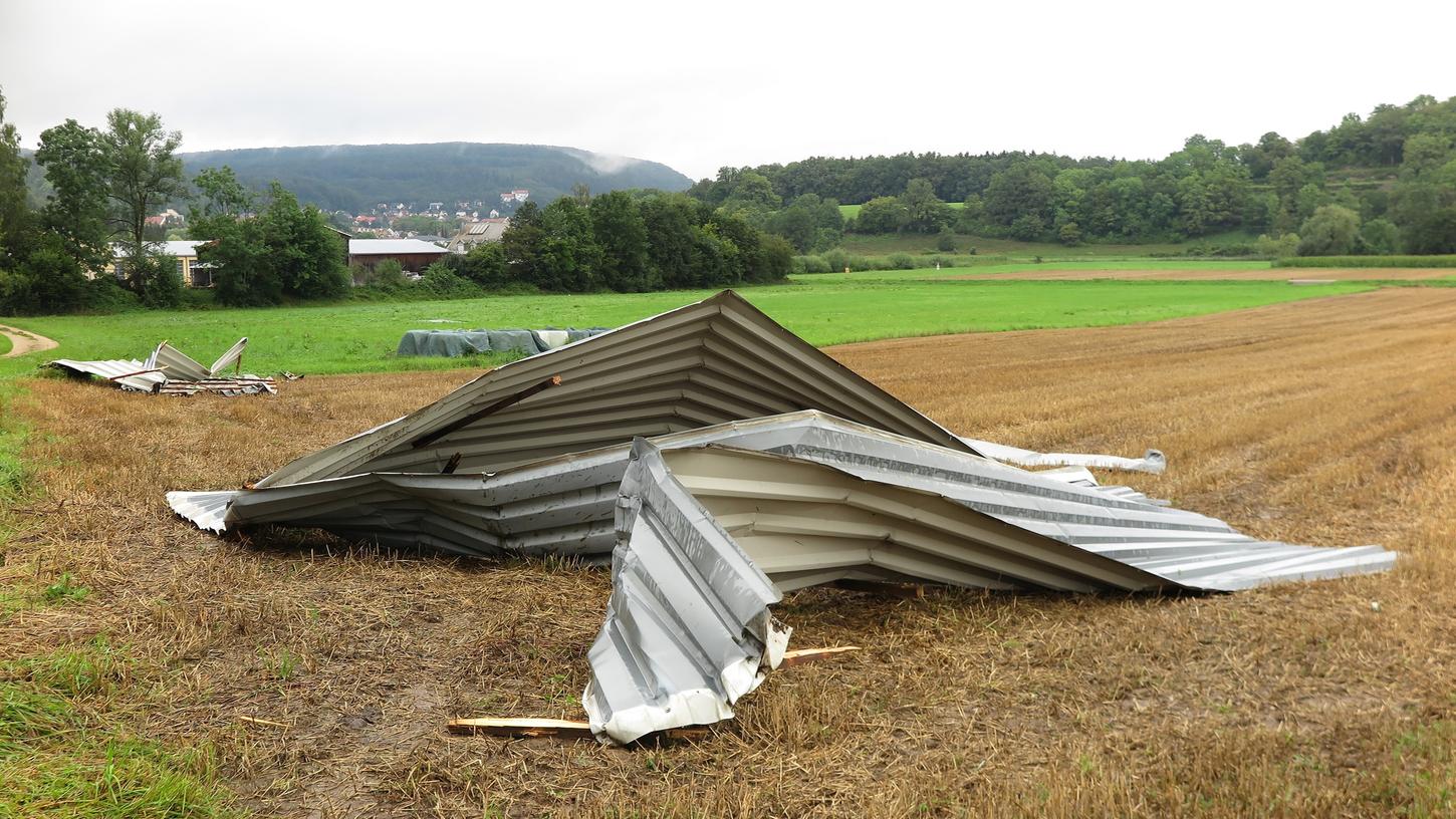 Ein Blechdach vom Treuchtlinger Bauhof wurde auch vom Wind weggeweht.
